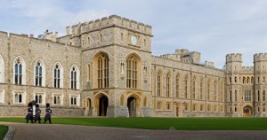 1280px-windsor_castle_upper_ward_quadrangle_2_-_nov_2006.jpg